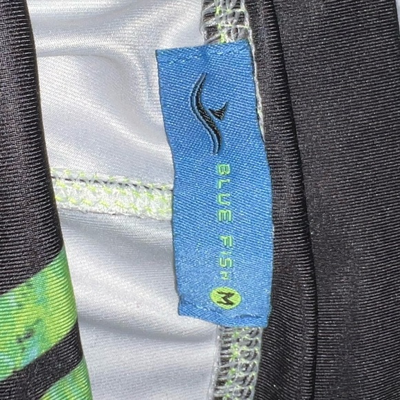 Athletic wear set open back shirt/Elastic capris pant barley worn. Sold as set - Picture 8 of 10